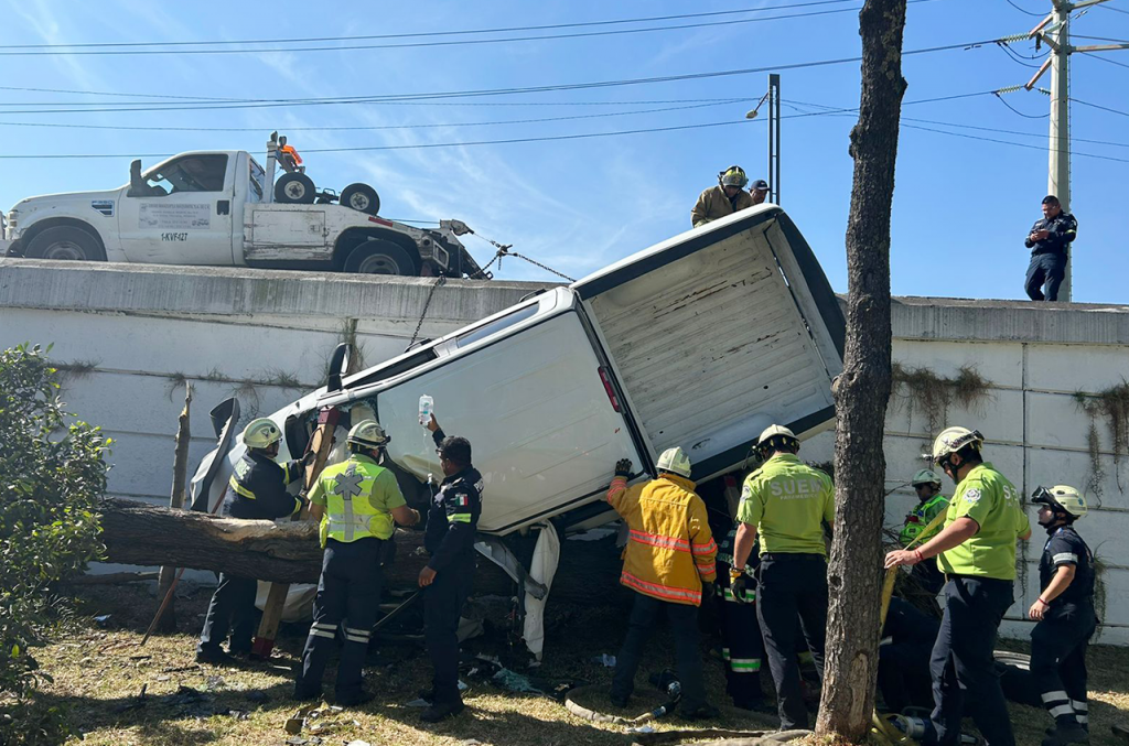 Salvan automovilista atrapado en un árbol en Paseo Tollocan 8 Columnas