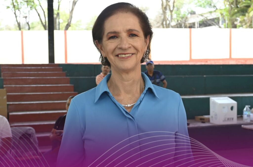 Acude Angélica Moya a Ejercer su Derecho al Voto | 8 Columnas